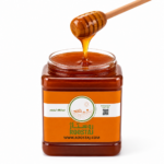 ریزش عسل آویشن طبیعی روستاژ از قاشق چوبی داخل جار