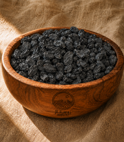 مویز سیاه روستاژ در کاسه چوبی