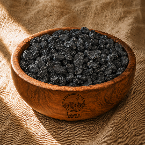 مویز سیاه روستاژ در کاسه چوبی