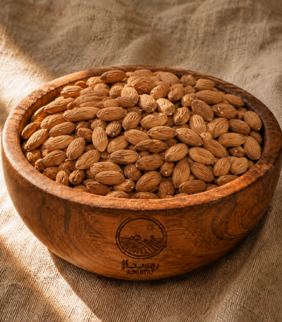 مغز بادام خام روستاژ در کاسه چوبی