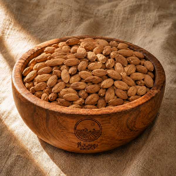 مغز بادام خام روستاژ در کاسه چوبی