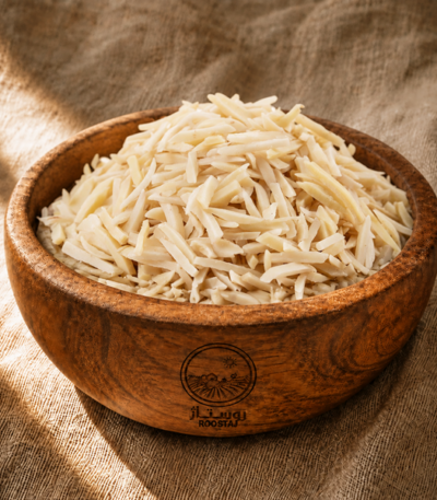 خلال بادام روستاژ در کاسه چوبی