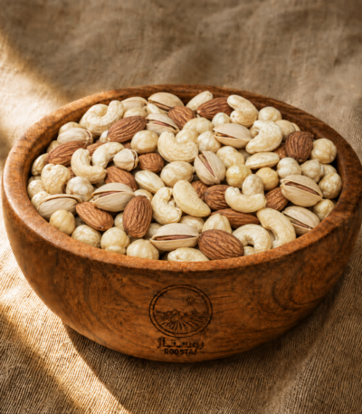 آجیل چهار مغز خام روستاژ در کاسه چوبی