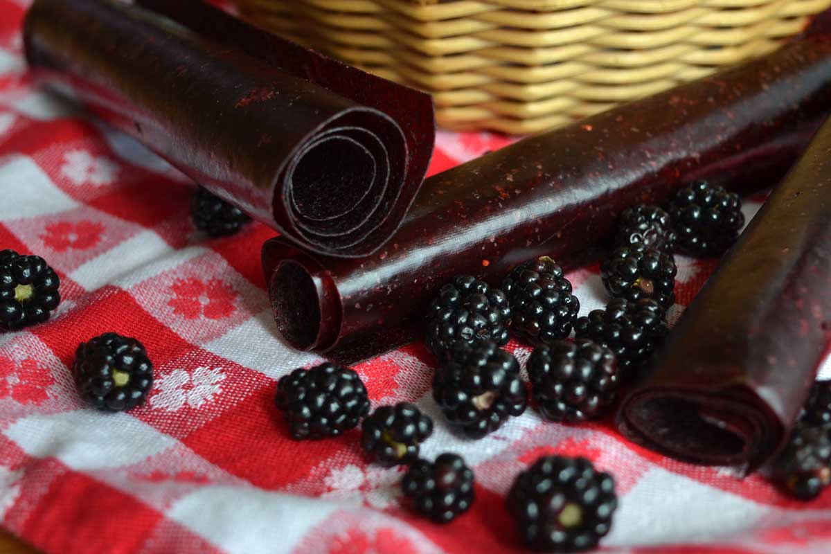 blackberry-fruit-leather-min لواشک کارخانه ای - Image 1